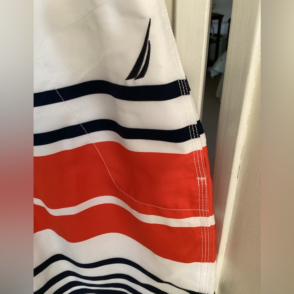 ⛵️ NAUTICA swim trunks 33 waist EUC - Picture 4 of 5